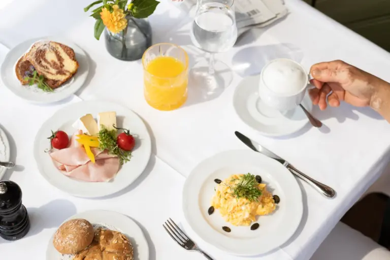 Bild zeigt einen gedeckten Tisch im Restaurant des Hotels Weinlandhof Gamlitz in der Südsteiermark
