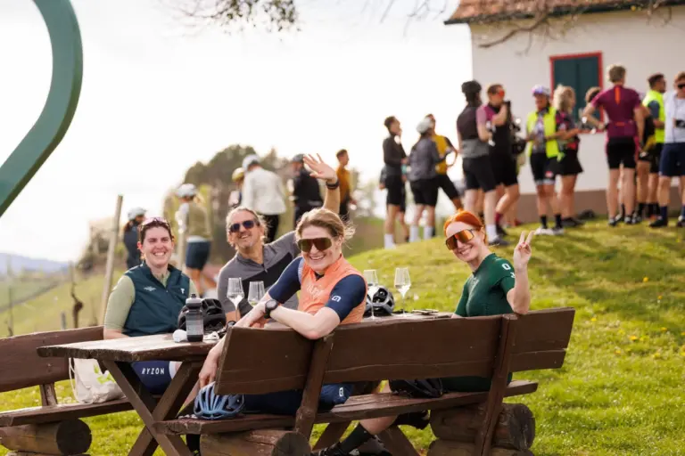 TeilnehmerInnen von Woamfoahn genießen die Pause beim Rennradauftakt in der Südsteiermark