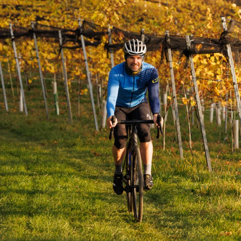 Gravelbiker in den Weinbergen im Herbst