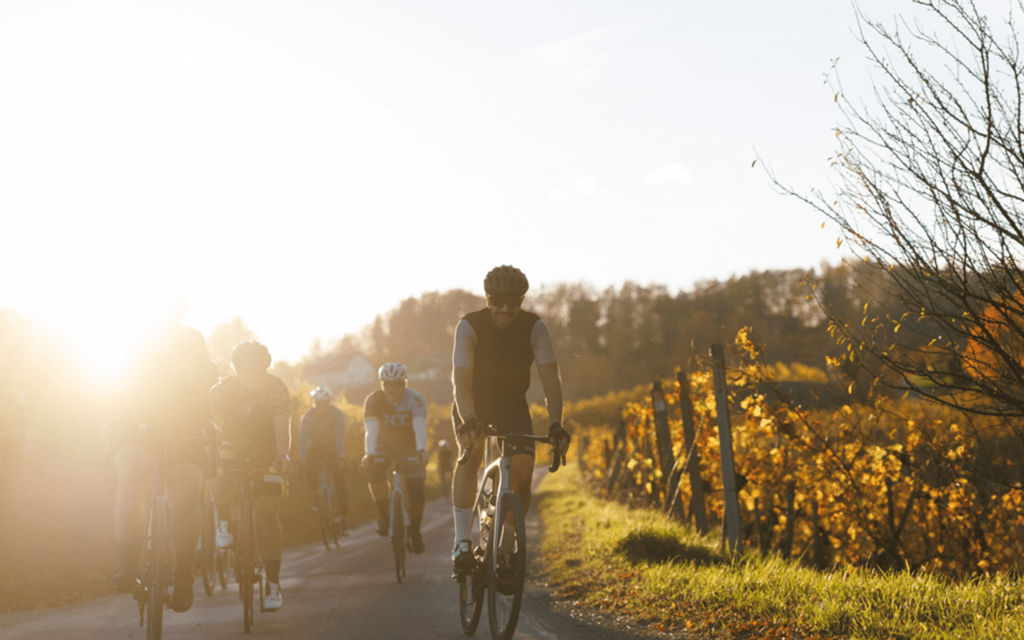 Radfahrgruppe in Herbstlandschaft