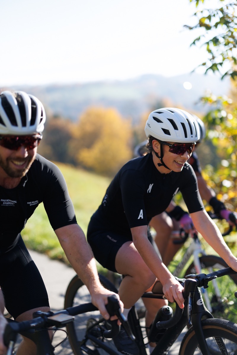 Portrait Fahrradfahrer mit weißen Helmen