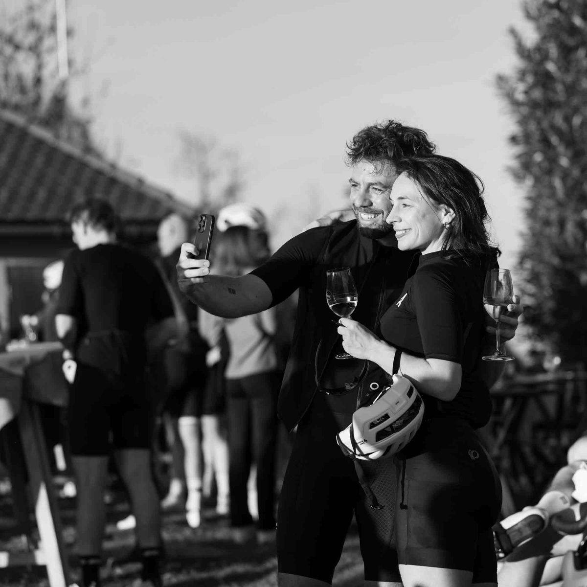 Zwei Personen machen Selfie im Rad-Dress